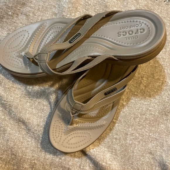 SOLD Crocs Women's Capri Basic Strappy Flip Sz 8 Color:Tumbleweed/Cobblestone - Picture 6 of 7
